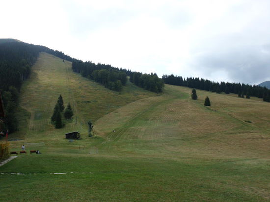 Auf halber Höhe sind wir in einem Skigebiet (Grun) gelandet, das im Sommer verlassen scheint.