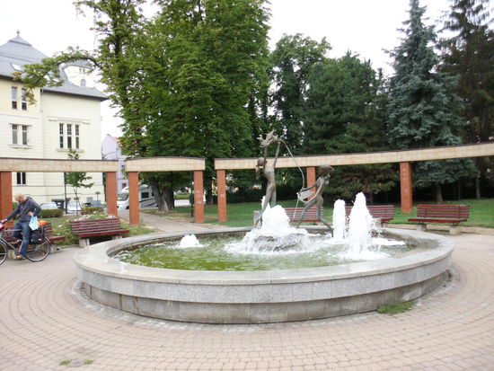 die Grünanlagen mit viel Schmiedearbeiten an den Brunnen