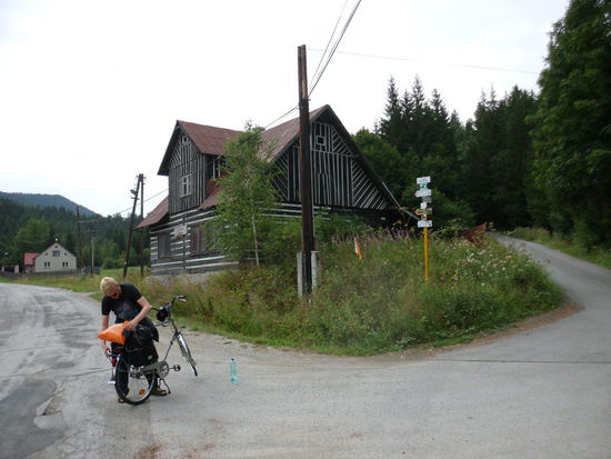 Zur tschechischen Grenze hin führen nur Stichstraßen, zu Fuß sicher reizvoll zu wandern, aber mit Rad und Gepäck nicht zu machen.