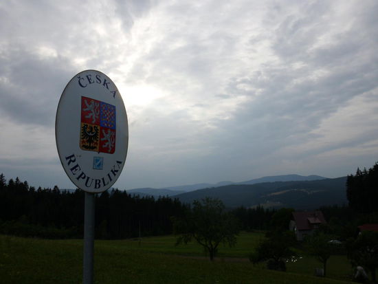 Die Grenze haben wir geschafft, von nun an gehts bergab
