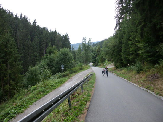 Doch 5 km bergauf können endlos lang sein, zumal es so steil wird, das wir schieben müssen.