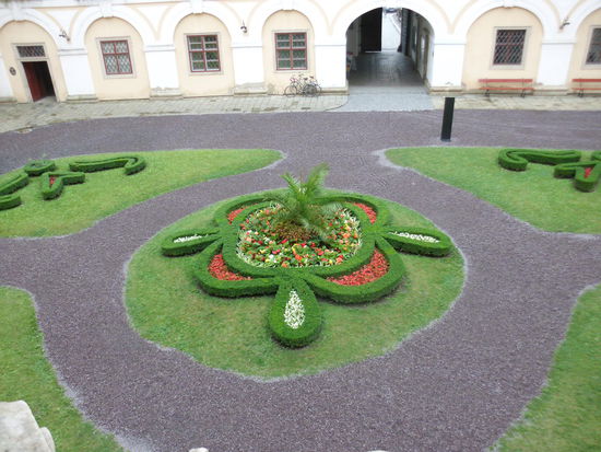 Blick aus dem ersten Stock auf den Hof des Schlosses