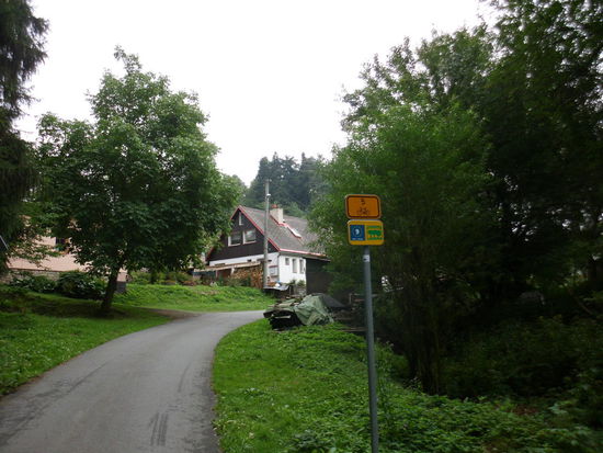 Die letzten Kilometer werden recht steil, oben kommen wir in ein winziges Walddorf