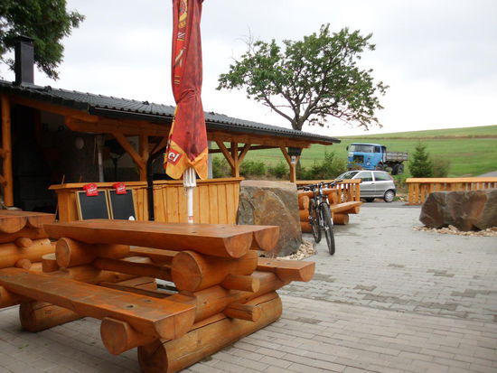 Die Pensiuon Lada lädt zunächst zu einem verdienten Bier