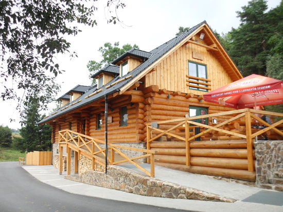 doch ein so schönes Holzhaus, dazu nagelneu, weckt unsere weitere Neugierde, hier können wir auch übernachten - das gefällt uns