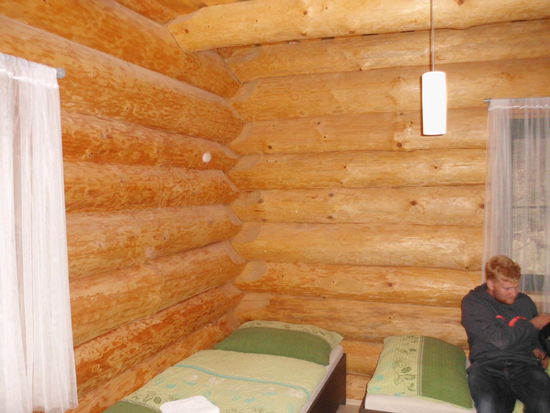 Auch innen alles urig aus dicken Naturholzstämmen, dazu aber modern ausgestattet mit Sauna, sogar behindertengerechten Duschbades und : Die Wirtin selbst bietet Krankengymnastik und Massage an - Dominik testet sie und ist zufrieden