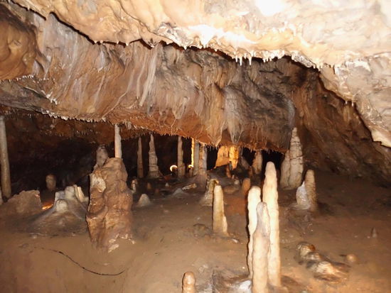 Fotografieren in der Höhle ist eigentlich verboten, weil man ja Ansichtskarten verkaufen will. Aber wir wollen ja etwas vorzeigen....