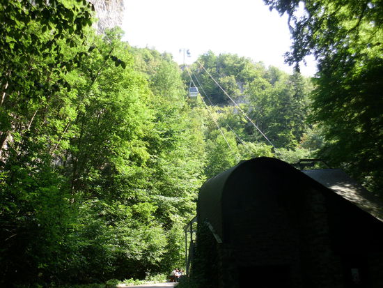 Wenn man hier aufwärts fährt, kommt man an den oberen Rand der Macocha. Ein tiefes Loch mitten in der Landschaft