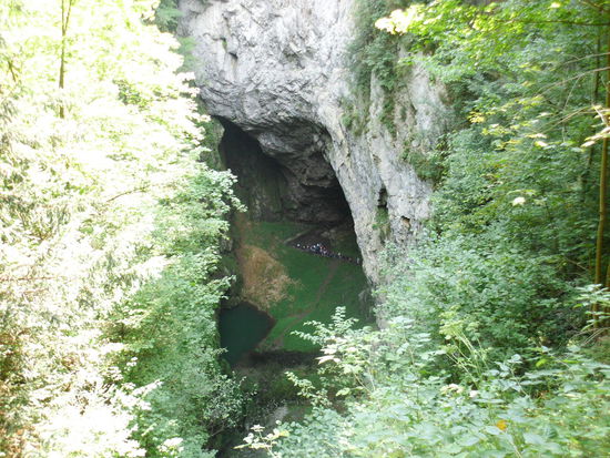 Von oben blickt man 300 m tief in einen Abgrund, auf dessen Boden man Besuchergruppen ausmachen kann. Wie kommen die da denn hin ?