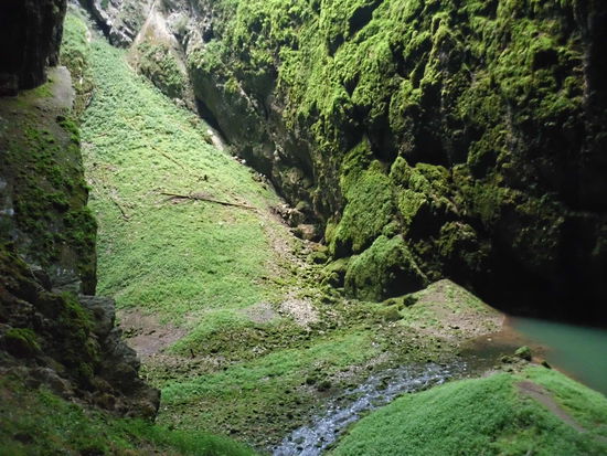 Aber wenn man den Eintritt in die Höhle mit einer Höhlenführung löst, sieht man nicht nur eine neue Tropfsteinhöhle, sondern kommt am tiefsten Punkt des Lochs ans Licht, um anschließend durch den Berg zurückzugehen.