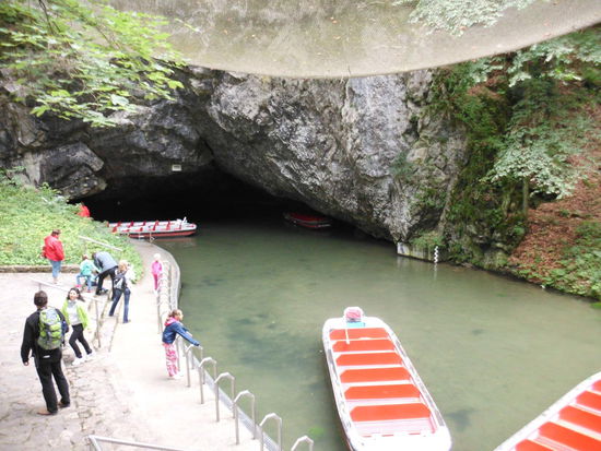 Das letzte Stück geht es mit Booten auf dem Bach durch die Höhle wieder an den Eingang zurück, das ist schon etwas Einzigartiges !