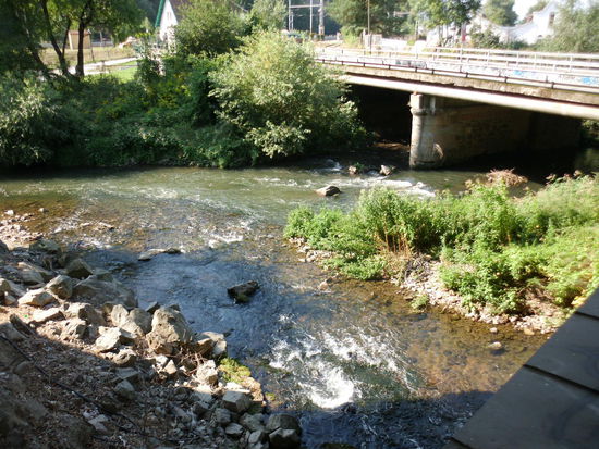 So viel Wasser fließt hier aus allen möglichen Höhlen heraus.