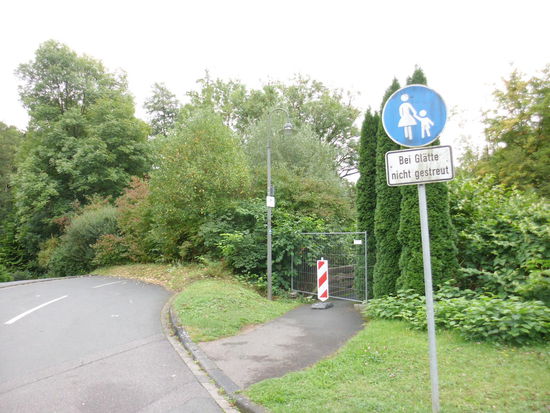 Gut ausgeschildert ist der Weg, aber teils läuft er auf der Straße, teils an der Bahn entlang, teils ist er gesperrt, dann muß man den Anschluß suchen.