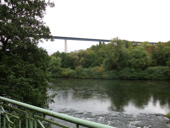 da fließt ja sehr viel Wasser entgegen, bis zur Quelle muß es ja noch weit sein !