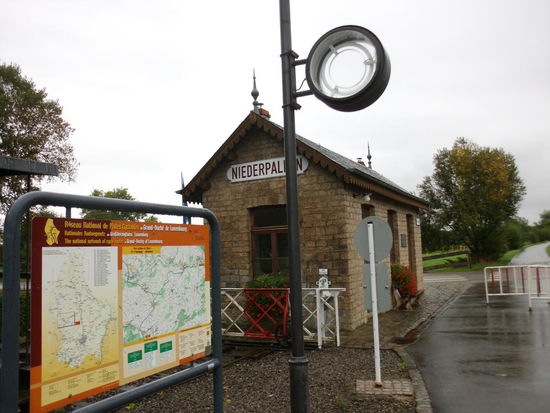 Den früheren Bahnhof Niederpallen hat man zu einem Museum und Fahrradrastplatz umgestaltet mit vorbildlichen Orientierungstafeln.