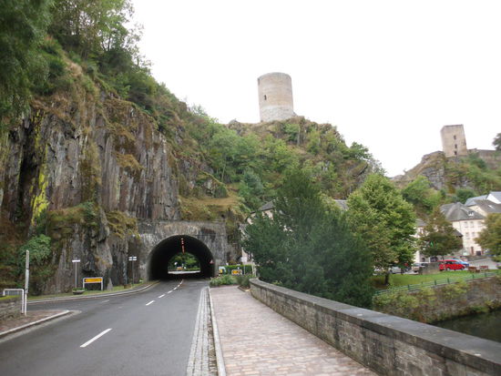 Im Tal hat gerade mal der Fluß und die Straße noch Platz, bei Esch wird's zu eng, da kürzt die Straße den Weg ab zur nächsten Schleife des Flusses