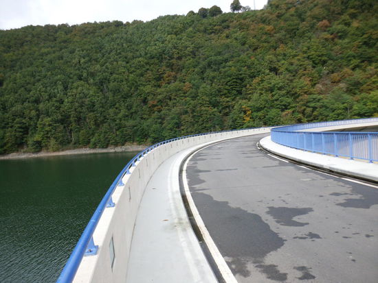  Dann steigt die Straße 80 Meter steil an und erreicht die Staumauer des Sauer-Stausees