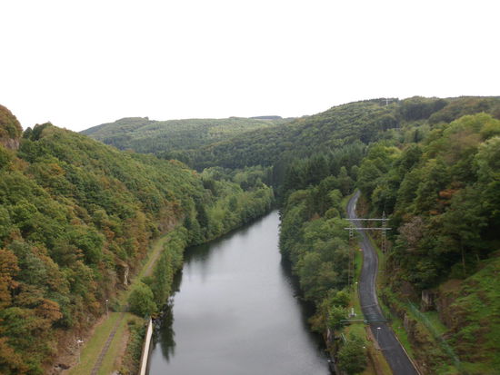 Blick von der Staumauer flußabwärts