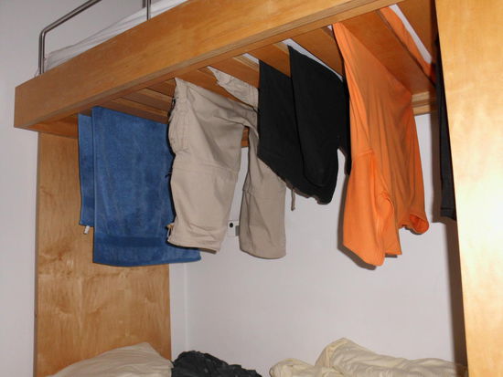 Das Trocknen der Klamotten wird schon zur Routine. Wer unten schläft, muß sich nur darauf verlassen können, dass es nicht mehr tropft! Am nächsten Morgen kann er dann zum Aufstehen blasen, wenn sich die Sachen nicht mehr feucht anfühlen. Es klappt, aber nur, weil die Herberge gut geheizt ist.