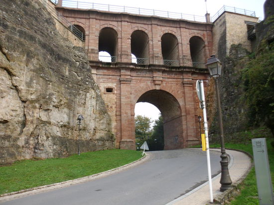 In der Stadt Luxemburg gibt es starke Höhenunterschiede, Erich weiß aber, wo man auch mal mit einem Fahrstuhl wieder raufkommen kann, sogar mit den Rädern!