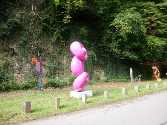 Ein beliebter Spazierweg, bepflastert mit moderner Kunst.