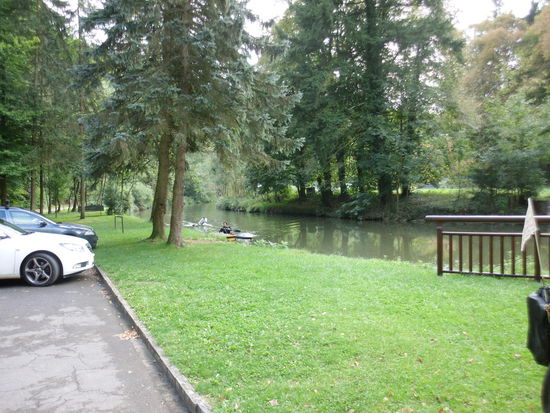 Sonntagsausflüge mit dem Paddelboot sind auch möglich. Schade, wir lernen all das ohne Sonnenschein kennen.