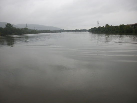 Nicht gerade einladendes Fahrradwetter. Aber wir haben reserviert, also müssen wir heute auch dorthin weiter