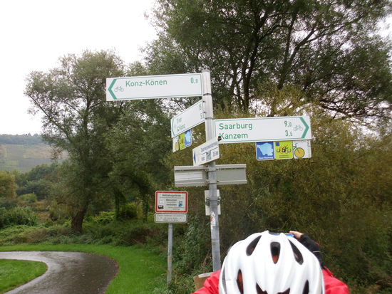 Die kurze Rast an der Einmündung der Saar in die Mosel dient schon wieder zum Anziehen der Regensachen......