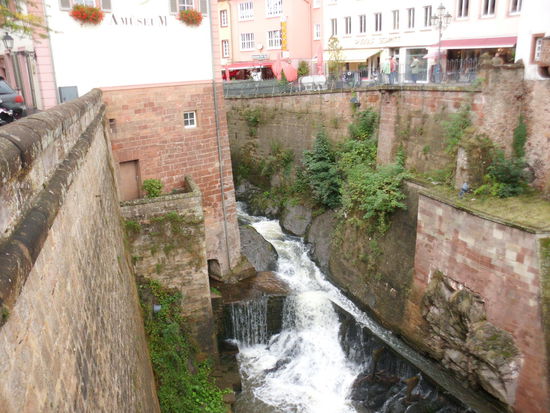 Saarburg ist bekannt für seinen Wasserfall mitten in der Stadt. Der wird auch kräftig touristisch vermarktet. Selbst bei dem Regen sind die Cafes gut besetzt.