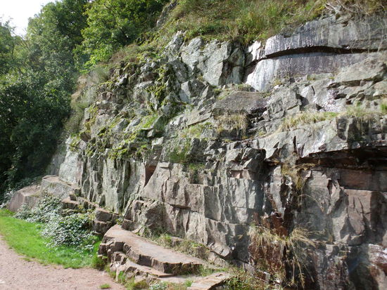 Durch diesen harten Schiefer hat sich die Saar hindurchgegraben