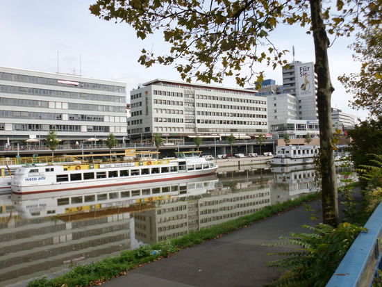 Partie an der Saar mitten in Saarbrücken