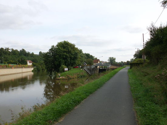 Hier endet die kanalisierte Saar und der "Kohlenkanal" beginnt, eine Querverbindung zum Canal de la Marne du Rhin. Heute ist er ein Kanal für Sportboote.