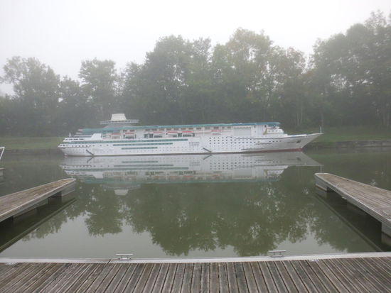 Wir sind hier nicht am Nord-Ostseekanal, nein, da hat jemand so ein Kreuzfahrtschiff als Modell gebaut. Ob man da wohl auch mal mitfahren könnte ?