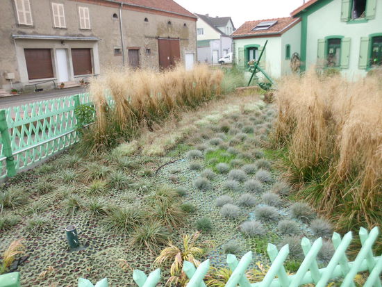 Die Schleusenwärter haben liebevoll Gärten auf dem schmalen Grund des Schleusengeländes angelegt.