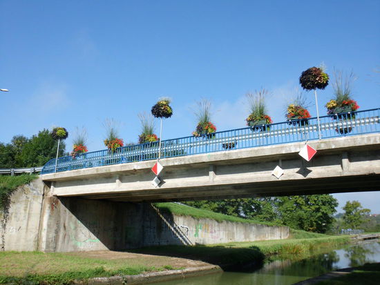 Jede Brücke ist mit Blumenkörben bestückt, zu jeder Jahreszeit mit anderen, immer gerade blühenden Blumen