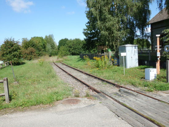 Eine stillgelegte Bahnstrecke kreuzt den Kanal. Sollte es da eine kürzere Verbindung zu unserem heutigen Ziel Saverne geben ? Doch so weit ist die Erschließung noch nicht.
