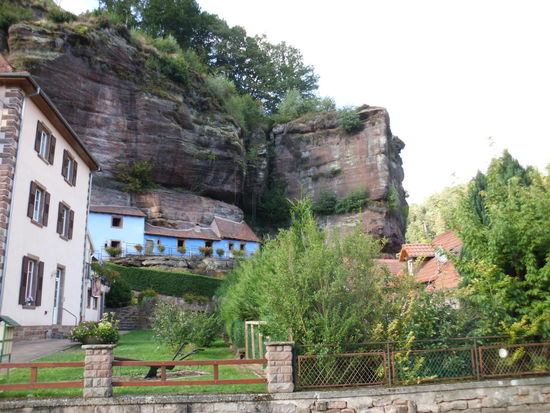 Mal kommen wir durch Dörfer, die zu Lothringen gehören, dann wieder Orte im Elsaß.