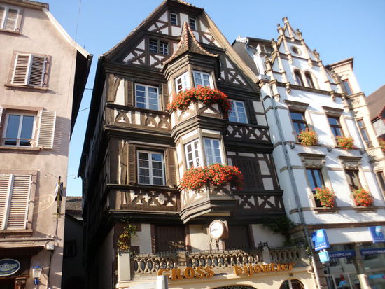 typisch französisch ? nicht unbedingt. Sondern urtypisch für Elsass-Lothringen, Fachwerk mit vielen Erkern in der Geschäftsstraße von Saverne