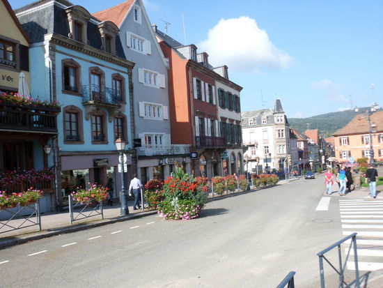Auch die Blumenkörbe und-kästen an allen Straßengittern sind fürs Elsaß typisch