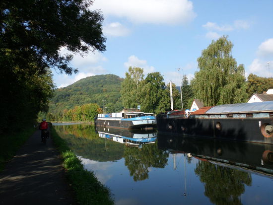 Hat der Kanal wirtschaftlich noch eine Bedeutung ? Für Frachtverkehr wohl nicht mehr, aber für den Fremdenverkehr ist er attraktiv. Der französische Staat unterhält mit einer eigenen Gesellschaft die Kanäle, die fast alle im 18. und 19. Jahrhundert gebaut wurden und erhält damit ein Baudenkmal von historischer Bedeutung.