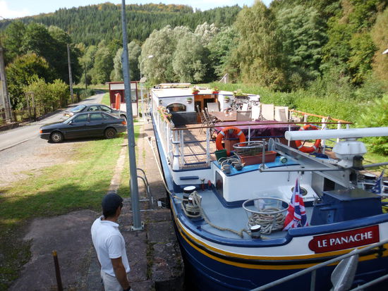 Penichen sind genau für die Größe der Schleusen gebaut, die Einfahrt ist da Millimeterarbeit