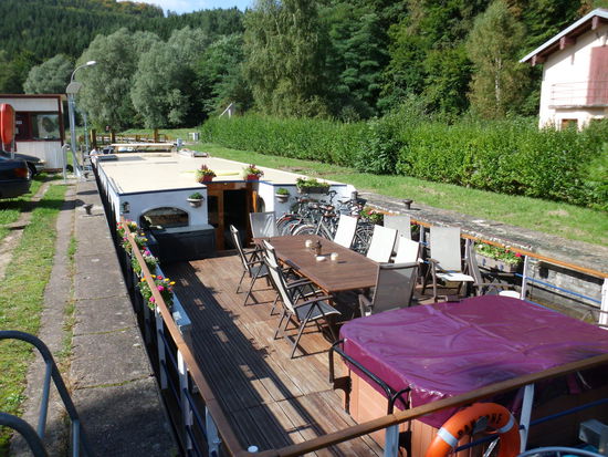 Für Touristen läßt sichs an Bord aushalten, man kann unterwegs übernachten, aber auch Fahrradausflüge unternehmen