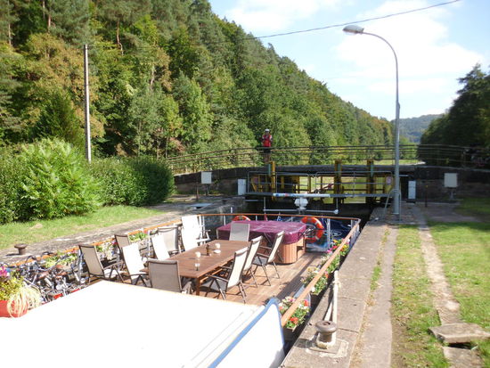 Selbst die elsässischen Blumenkästen an der Reling fehlen nicht !