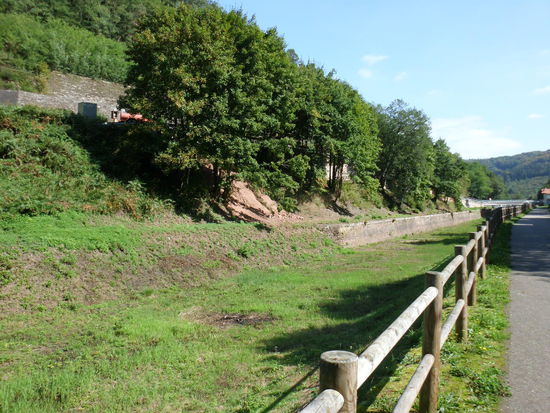 Früher führte der Kanal mit über 10 Schleusen über die Wasserscheide zwischen Rhein und Saar