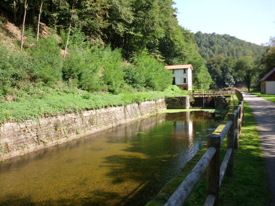 Der Rad- und Wanderweg führt an stillgelegten Schleusenbecken und alten Schleusenwärterhäusern entlang