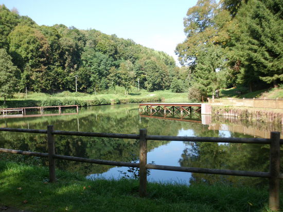In die Einmündung eines Baches in den Kanal hatte man eine Möglichkeit zur Begegnung von Schiffen gebaut