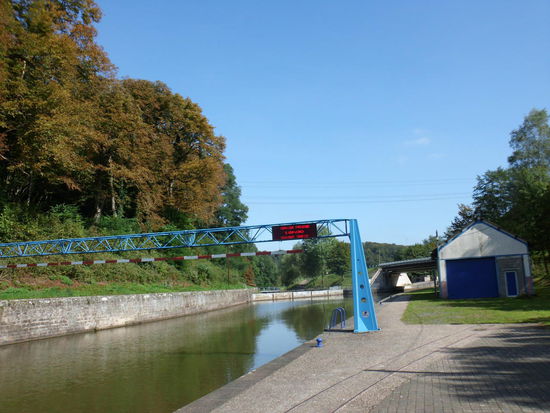 ...und oberhalb schließt sich wieder der Kanal in moderner Ausstattung an, noch ist er Sackgasse von der Westseite her