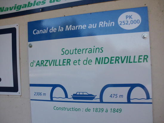 Hier führt der Kanal durch zwei Tunnel mit Verkehrsregelung durch Ampeln