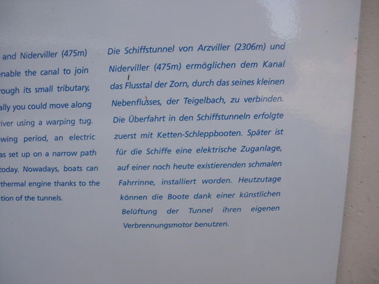 Auf Infotafeln, auch auf deutsch, kann man alles Notwendige lesen.