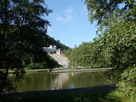 Die Schiffe fahren wohl in eine rechteckige Wanne, die dann schräg am Hang heraufgezogen wird und oben fahren sie aus der Wanne heraus und anschließend in den Tunnel.